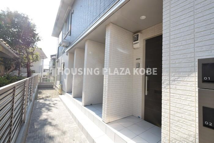 Gibbous House 十三夜のエントランス