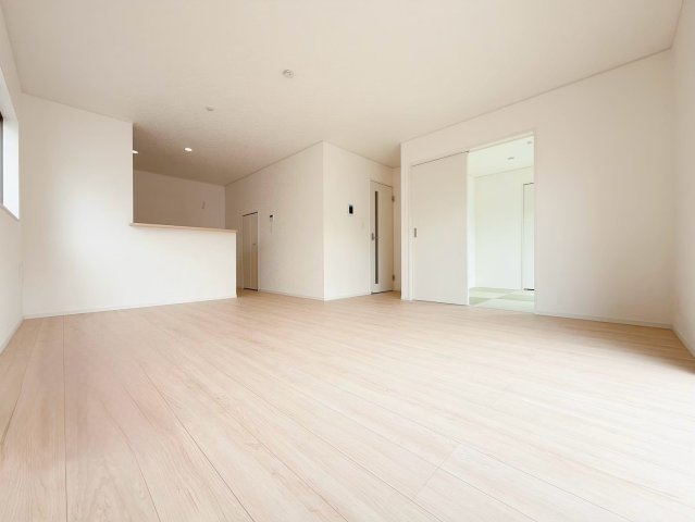 【居間・リビング】 | 高崎市吉井町下長根　新築住宅 | 家族が自然と集まるリビング・ダイニング明るい光が差し込み、笑顔があふれる心地よい空間です。ゆったりとした広さで、くつろぎの時間をお過ごしいただけます。