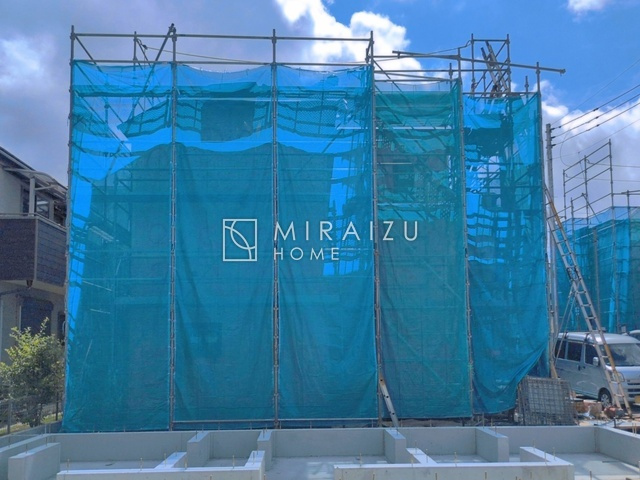 【外観】 | 青く澄み渡った綺麗な空と、陽の光をたっぷりと受ける、そんな新築住宅で新生活をスタートしてみませんか？見学・ご相談等、ミライズホーム(株)までお気軽にご連絡下さい。
