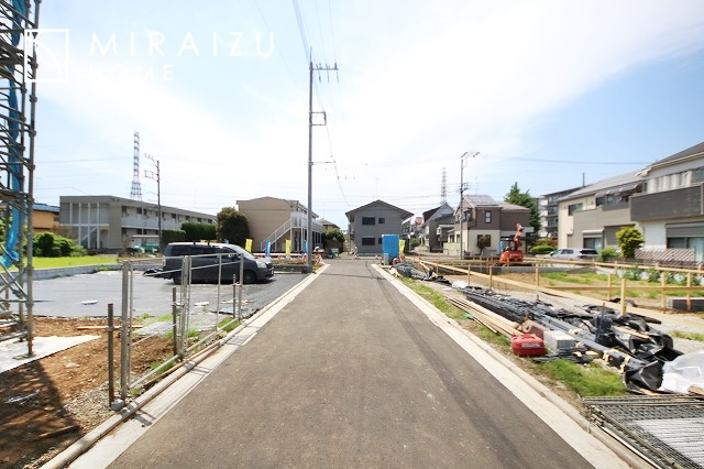 【前面道路含む現地写真】 | 青く澄み渡った綺麗な空と、陽の光をたっぷりと受ける、そんな新築住宅で新生活をスタートしてみませんか？見学・ご相談等、ミライズホーム(株)までお気軽にご連絡下さい。