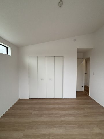 【洋室】 | 木の温もりを感じながら生活できる全室フローリング！
汚れもサッと拭き取れるのでお掃除の手間が省けそうですね♪