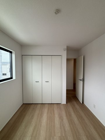 【洋室】 | 全室収納付きで、増えがちな学習用具・衣類なども、各部屋に収納でき便利ですよ。