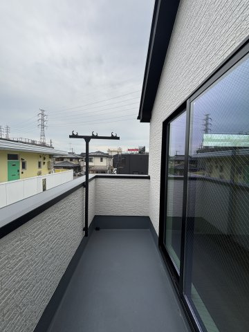【バルコニー】 | 南向きのバルコニーは、洗濯物を気持ち良く乾かすことができます◎