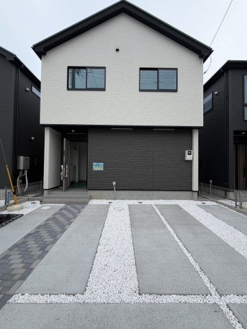 【外観】 | 広々としたカースペースが魅力的☆
完成済みにつき、いつでも内覧可能です！
