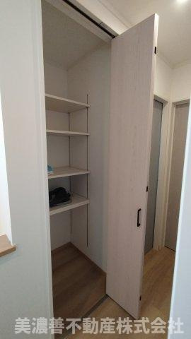 ６７０３４　瑞穂市稲里中古戸建ての収納