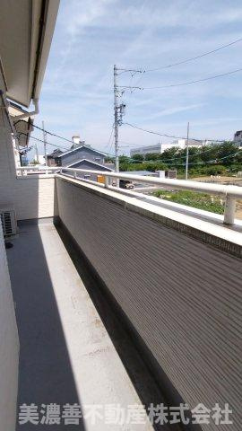 ６７０３４　瑞穂市稲里中古戸建てのバルコニー