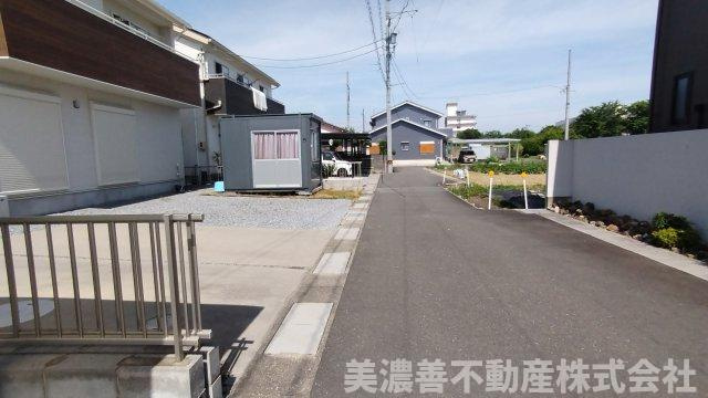 ６７０３４　瑞穂市稲里中古戸建ての前面道路含む現地写真