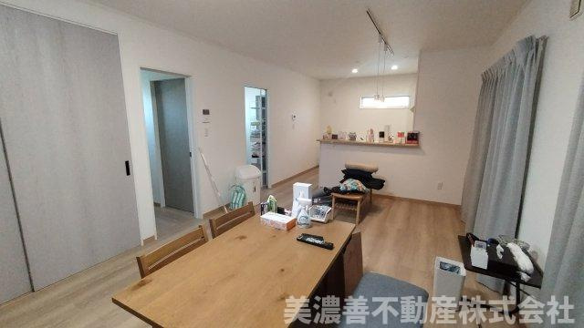 ６７０３４　瑞穂市稲里中古戸建ての居間・リビング