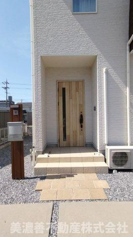 ６７０３４　瑞穂市稲里中古戸建ての玄関
