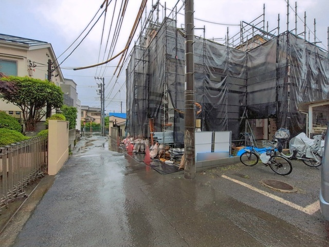 【前面道路含む現地写真】 | 西東京市南町４丁目　新築戸建て　１号棟 | 落ち着いた低層住宅街の一角、穏やかな暮らしを育むエリアです