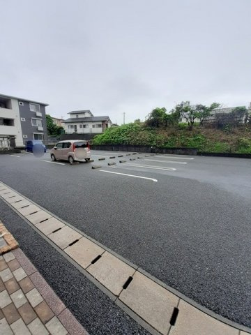 グレース城南の駐車場