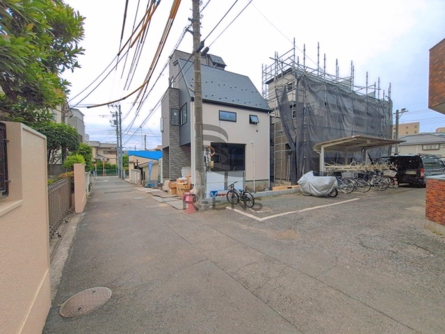 【前面道路含む現地写真】 | 西東京市南町４丁目　新築戸建て　２号棟 | 落ち着いた低層住宅街の一角、穏やかな暮らしを育むエリアです