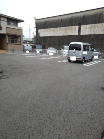 リヴェールⅨの駐車場