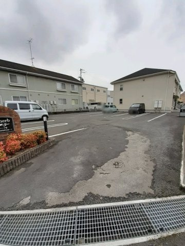 イート　ハーブ　Ⅲの駐車場