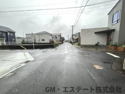 宮崎市神宮1丁目　新築住宅（A号棟）の前面道路含む現地写真