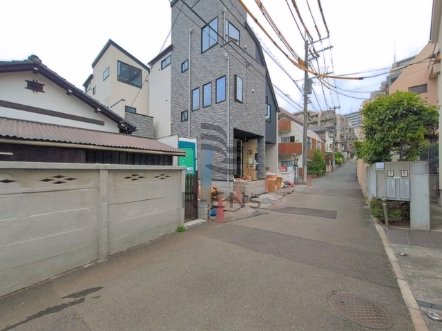 【前面道路含む現地写真】 | 西東京市南町４丁目　新築戸建て　３号棟 | 落ち着いた低層住宅街の一角、穏やかな暮らしを育むエリアです