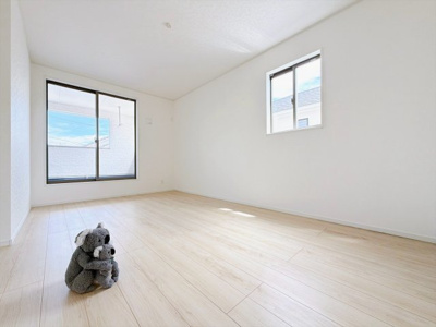 【洋室】 | 前橋市大利根町　新築住宅 | 窓からそそがれる暖かみのある明るい空間。広々としたプライベート空間で自分の時間を楽しめます。フローリング仕様で普段のお掃除も楽々です。