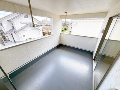 【バルコニー】 | 前橋市大利根町　新築住宅 | ゆとりあるバルコニーは机やイスを並べて開放的な空間としても使用できそうですね！
お洗濯はもちろん読書やベランピングなど新居での夢が広がるバルコニーです！