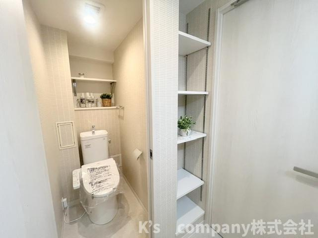 ◎高座郡寒川町一之宮７丁目　ソフィア茅ヶ崎C棟のトイレ|ペーパー類の保管に便利な仕切り棚付きの収納付きトイレ◇