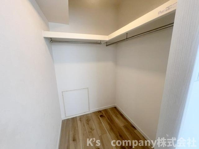 ◎高座郡寒川町一之宮７丁目　ソフィア茅ヶ崎C棟の収納|奥行きのあるウォークインクローゼット◇