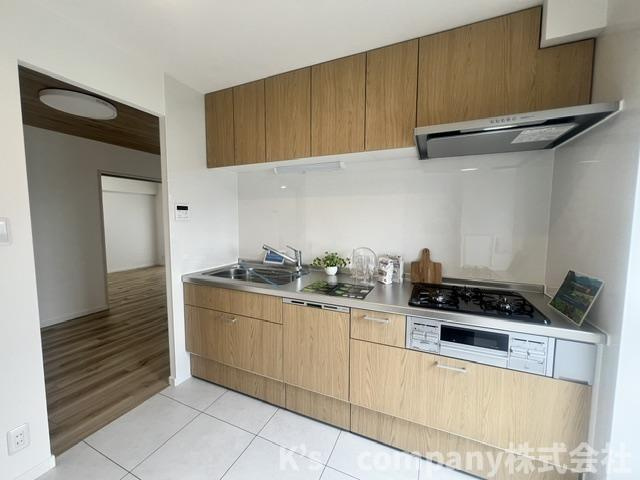 ◎高座郡寒川町一之宮７丁目　ソフィア茅ヶ崎C棟のキッチン|吊戸棚収納が充実しています◇