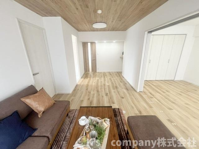 ◎高座郡寒川町一之宮７丁目　ソフィア茅ヶ崎C棟の居間・リビング|リビングには広い窓から明るい日差しが差し込みます◇