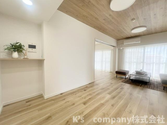 ◎高座郡寒川町一之宮７丁目　ソフィア茅ヶ崎C棟の居間・リビング|リビングに隣接して洋室があり、開けてお使いいただくと広く開放的になります♪