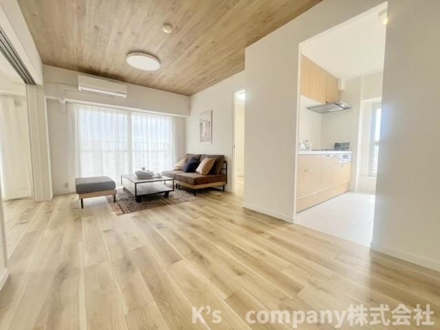 ◎高座郡寒川町一之宮７丁目　ソフィア茅ヶ崎C棟の居間・リビング|木目の優しい印象の心地の良いスペース◇