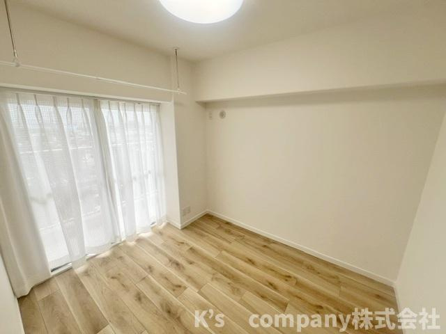 ◎高座郡寒川町一之宮７丁目　ソフィア茅ヶ崎C棟の洋室|洋室スペース◇バルコニーに出入りができるお部屋◆主寝室におすすめです♪