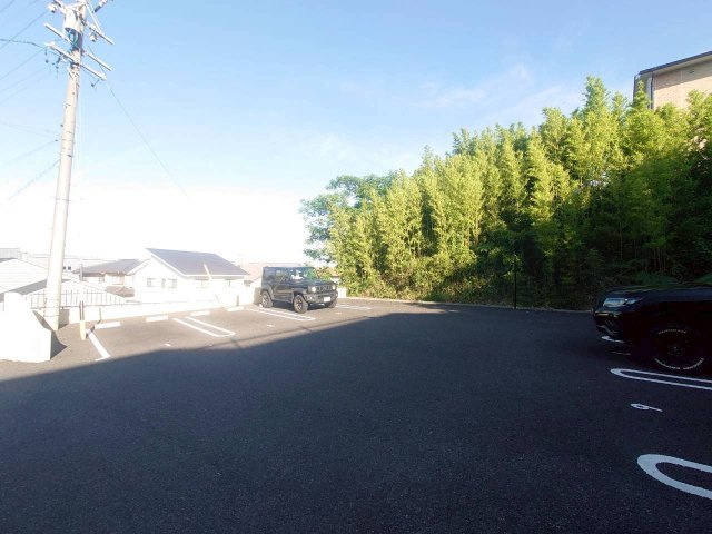 ハーバルヒルズの駐車場