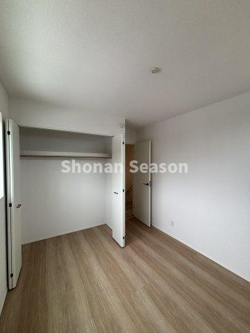 【洋室】 | 全室収納付きで、増えがちな学習用具・衣類なども、各部屋に収納でき便利ですよ。