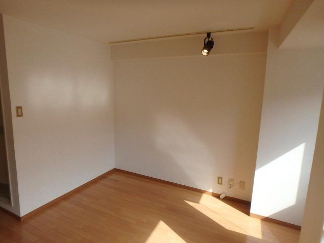 ニコーハイム北千住の洋室