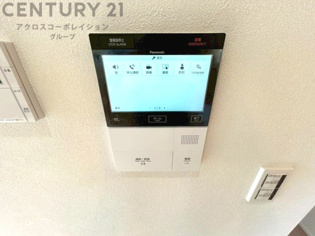 訪問者が来たときにテレビ画面で確認できるため、安心してドアを開けられます。録画機能があるものもあり、留守中に来訪者を記録しておくことができます。利便性が高く、セキュリティ面でも安心です。