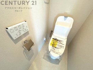 温水洗浄便座付トイレは温水洗浄機能により、暖かい水でおしりを洗浄することができ、冷たい水を使う従来の便座に比べ、温水洗浄機能で暖かいトイレを提供し、快適な使用を可能にします。