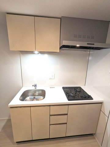 JMFレジデンス浅草橋三丁目のキッチン|ガス2口ガスシステムキッチン、瀟洒で御手入れし易いガラストップコンロです