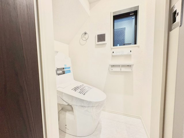世田谷区北烏山8丁目　新築戸建　残1棟のトイレ|毎日使用する場所は、換気も出来るよう窓も完備！

現地ご見学希望・資料請求などお気軽にお問い合わせ下さい！
03-5990-5201