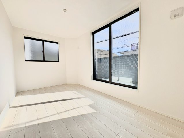 世田谷区北烏山8丁目　新築戸建　残1棟の洋室|大きな窓からたっぷりと陽光が注がれる明るい居室。一日の疲れを癒し、時を忘れて過ごせる空間です！

現地ご見学希望・資料請求などお気軽にお問い合わせ下さい！
03-5990-5201