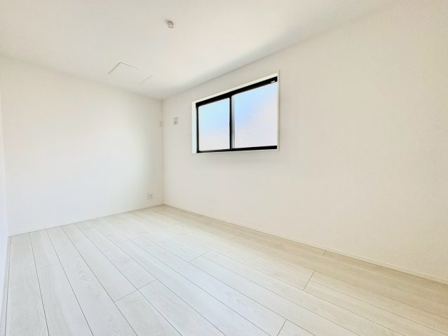 世田谷区北烏山8丁目　新築戸建　残1棟の洋室|インテリアの幅が広がる、シンプルな内装です。

現地ご見学希望・資料請求などお気軽にお問い合わせ下さい！
03-5990-5201