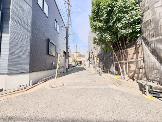 世田谷区北烏山8丁目　新築戸建　残1棟の前面道路含む現地写真|都市機能と自然が融合した価値ある住環境。

現地ご見学希望・資料請求などお気軽にお問い合わせ下さい！
03-5990-5201