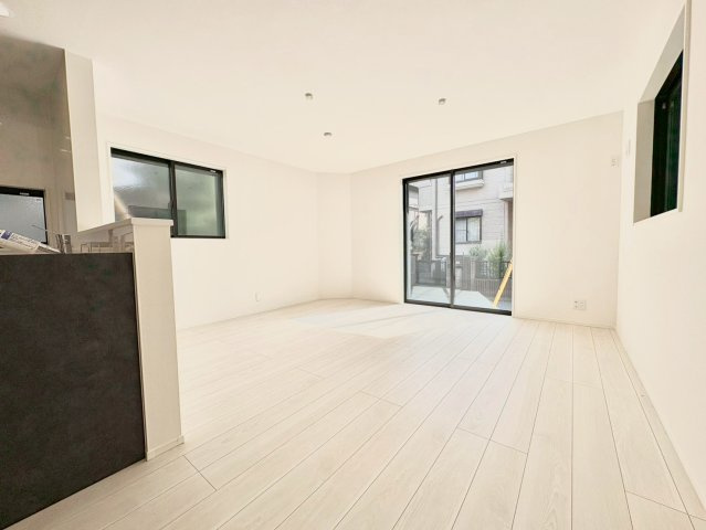 世田谷区北烏山8丁目　新築戸建　残1棟の居間・リビング|大きな窓からたっぷりと注ぐ陽光を浴びながら、朝食やティータイムを楽しめます。

現地ご見学希望・資料請求などお気軽にお問い合わせ下さい！
03-5990-5201