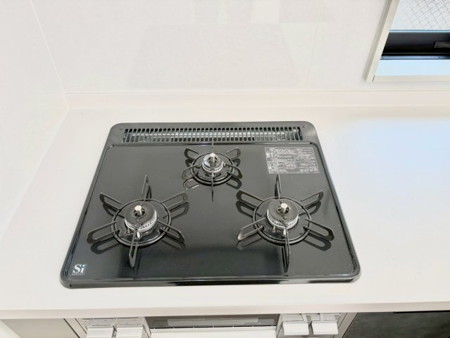 世田谷区北烏山8丁目　新築戸建　残1棟の設備|作った煮込み料理の鍋を置く場合など、コンロが3口あると重宝しますね。

現地ご見学希望・資料請求などお気軽にお問い合わせ下さい！
03-5990-5201