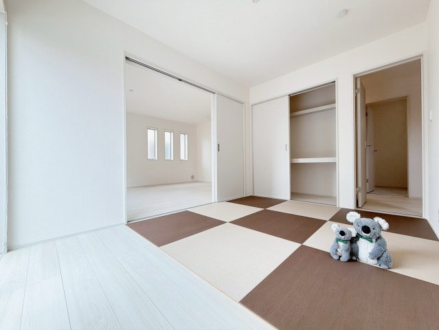【和室】 | 前橋市亀里町　新築住宅 | 来客時の客間やお子様のお昼寝など多用途にお使いいただける和室です。
リビングを通らず和室に行けるのも魅力です。