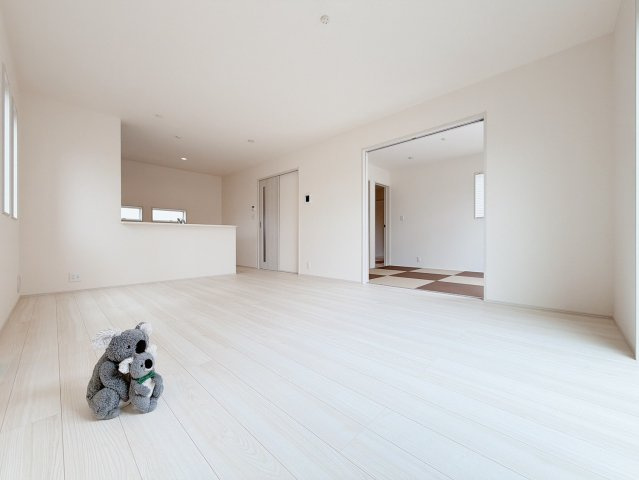 【居間・リビング】 | 前橋市亀里町　新築住宅 | 和室を開けると開放的な空間に。
くつろぎと会話が生まれる、心地よい時間をお過ごしください。
