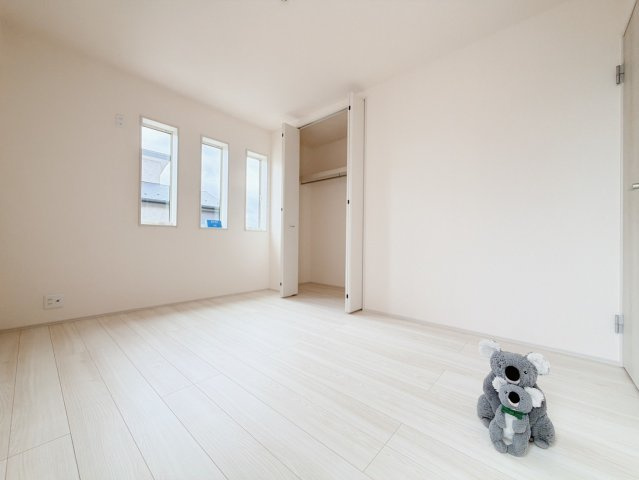 【洋室】 | 前橋市亀里町　新築住宅 | 縦長の3つの窓がアクセント。
お子様のお部屋としても最適です。