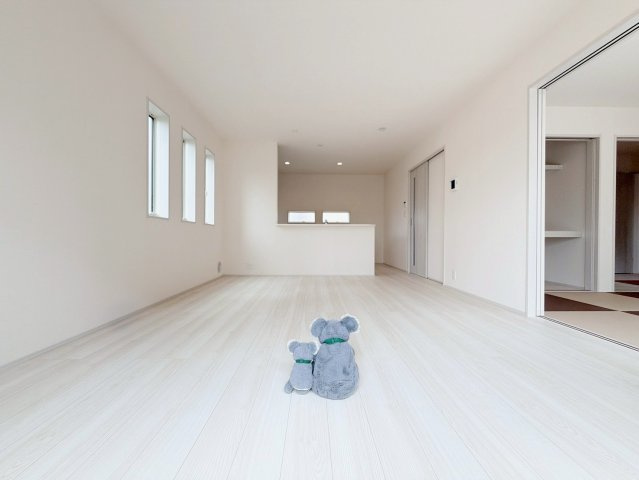 【居間・リビング】 | 前橋市亀里町　新築住宅 | 開放感あふれるリビング・ダイニングは、光と風を感じながら過ごせる心地よい空間。インテリアの映える落ち着いたデザインで、ゆとりある毎日を演出します。