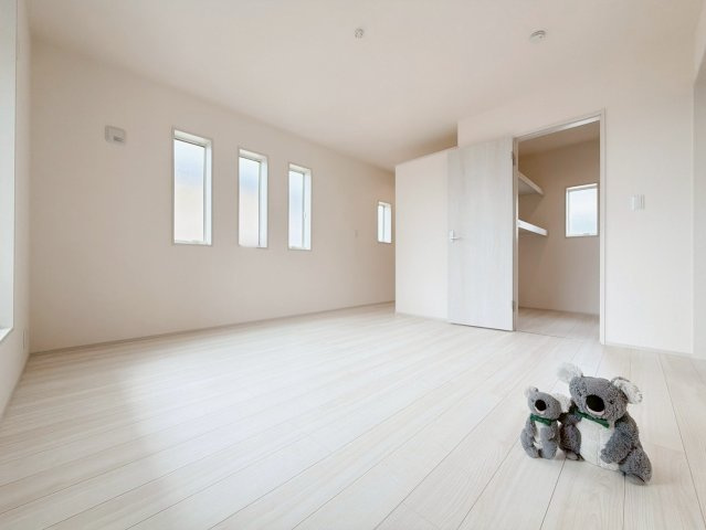 【洋室】 | 前橋市亀里町　新築住宅 | 2つの収納で衣類や小物、寝具もすっきり収納。
ベッドを置いてもお部屋を広々お使いいただけます。