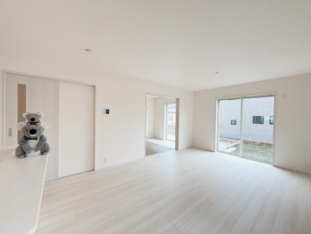 【居間・リビング】 | 前橋市亀里町　新築住宅 | ≪LDK≫
陽当りも良いリビング。
光が差し込む明るい空間はいつもの時間をより特別に…穏やかなひと時を一層充実した時間へ変えてくれます。