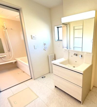 リーブルガーデンＳ高崎市金古町第11　１号棟の独立洗面台|【イメージ画像】シャワー水栓付き洗面台で朝の身支度もバッチリです！
洗面台には収納スペースもあり洗面室もすっきり片付きますよ！
