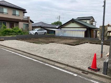 リーブルガーデンＳ高崎市金古町第11　１号棟の前面道路含む現地写真|前面道路も広々していて開放的な立地です。