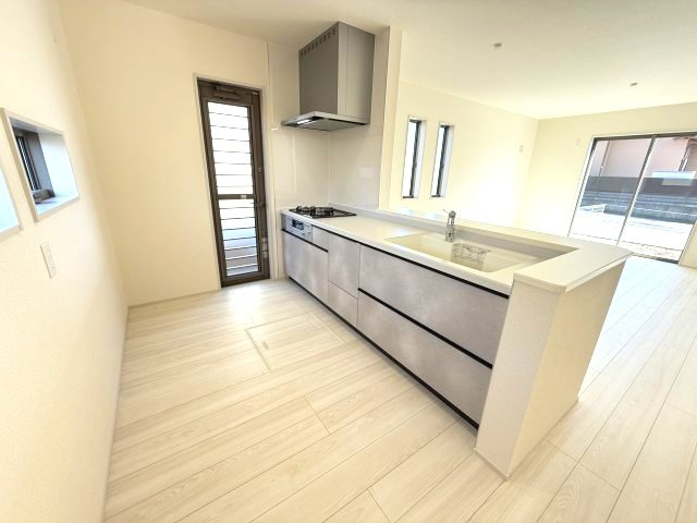 リーブルガーデンＳ高崎市金古町第11　１号棟のキッチン|【イメージ画像】人気のカウンターキッチン採用です☆
コンロも３口ご用意しています！調理スペースも広くストレスなくお料理できます。
浄水器つきなので美味しいお水も飲めますよ♪